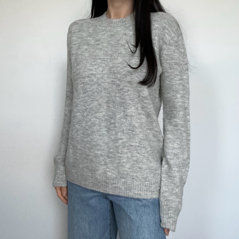 Aritzia Wilfred Free gray crew neck sweater XS